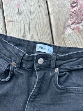 0042. Zara Women’s Black Skinny Jeans • Size 2